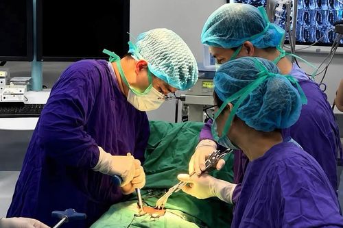 Người đàn ông Lào tắc ruột được bác sĩ Việt mổ cấp cứu bằng kỹ thuật đặc biệt