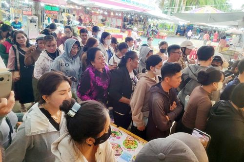 Khách xếp hàng dài mua gỏi Thái ở Cần Thơ