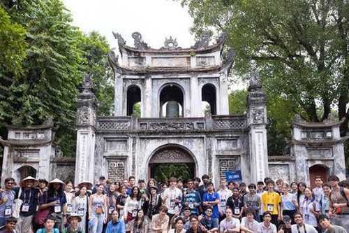 Thí sinh IOAA 2026 hào hứng khám phá Hà Nội