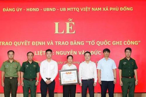 Lễ trao Bằng 'Tổ quốc ghi công' liệt sĩ Nguyễn Văn Đức tại xã Phù Đổng