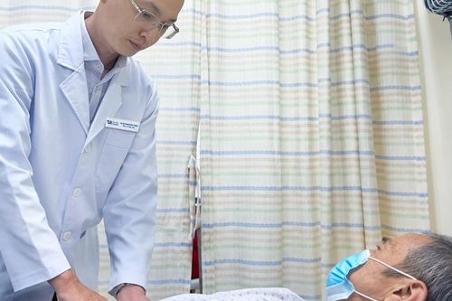 Người đàn ông 69 tuổi phát hiện khối ung thư gan 20 cm, bên trong xuất huyết từ dấu hiệu dễ bị bỏ qua