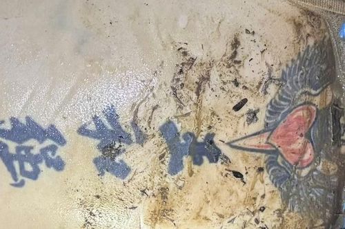 Bí ẩn danh tính người đàn ông có hình xăm đặc biệt, tử vong dưới chân cầu