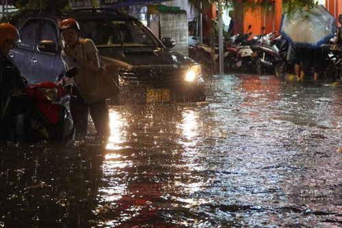 Nguyên nhân khiến TP.HCM mưa lớn liên tục kèm hàng nghìn cú sét