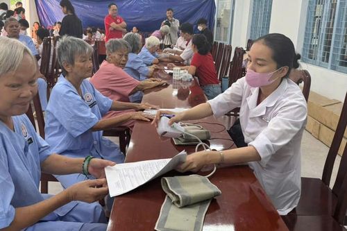 Gần 100 người cao tuổi, trẻ em được khám bệnh miễn phí, nhận quà