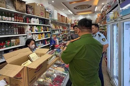 Bày bán thuốc lá nhập lậu, chủ cơ sở ở Hà Nội bị phạt 9,5 triệu đồng