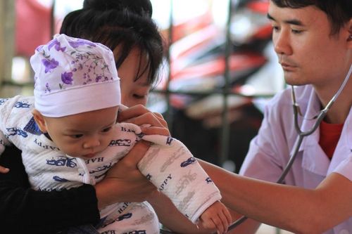 Tăng mức phụ cấp ưu đãi nghề giữ chân cán bộ y tế vùng khó khăn