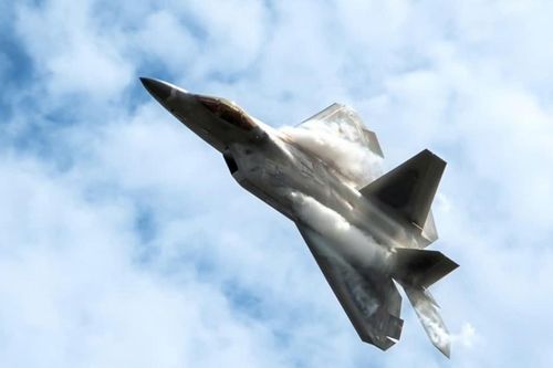 Tiêm kích J-20 Trung Quốc vượt trội hơn F-22 Mỹ?