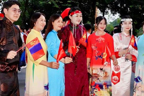 'Sắc màu năm châu' đưa màu sắc quốc tế xuống phố Hà Nội