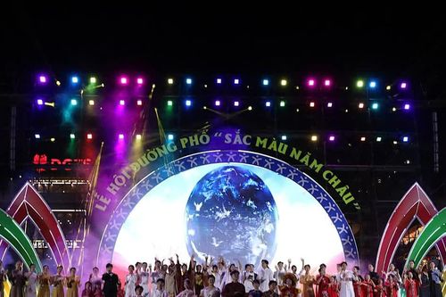 Những sắc màu kì ảo tại 'Đêm thời trang và nghệ thuật Sắc màu năm châu'