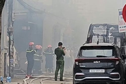 Lực lượng chức năng khống chế vụ cháy tại một công ty ở TP.HCM
