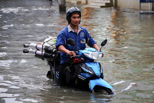 Đường ở TP.HCM ngập sau mưa, người dân được hướng dẫn di chuyển