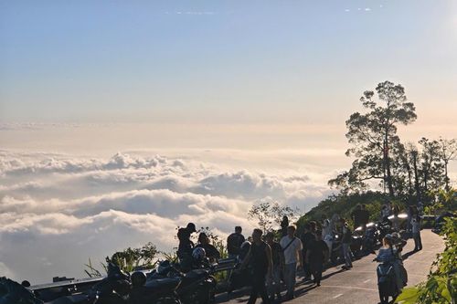 Xếp hàng từ 4h sáng chờ 'săn mây' ở Ba Vì