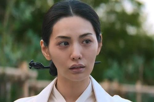 Thấy gì khi 'mỹ nhân đẹp nhất thế giới' phải xin lỗi vì đôi môi tều