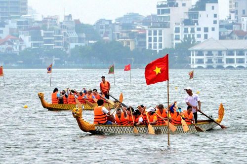 Mãn nhãn xem đua thuyền rồng và ván SUP tại hồ Tây