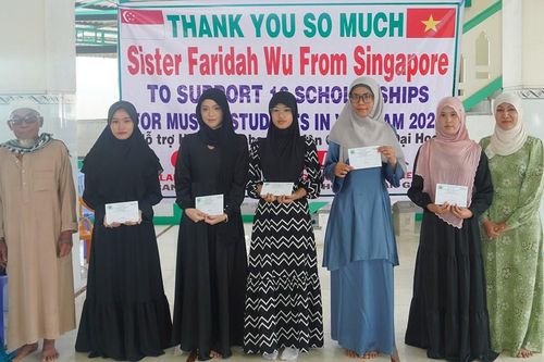 Trao học bổng cho sinh viên dân tộc Chăm có hoàn cảnh khó khăn