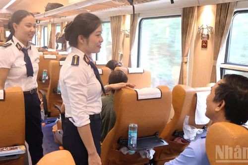[Ảnh] Trải nghiệm đoàn tàu du lịch 'Cố đô Huế-Phong Nha: Hành trình di sản thế giới'