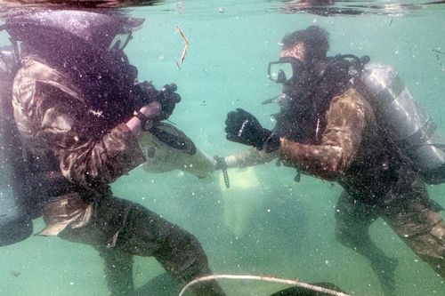 Quân sự thế giới hôm nay (4-10): Đặc nhiệm quân đội Mỹ nâng cao kỹ thuật lặn chiến đấu