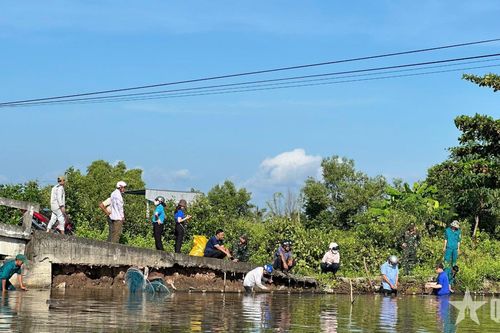 Cà Mau: Ban CHQS xã Hưng Mỹ ra quân làm kè chống sạt lở