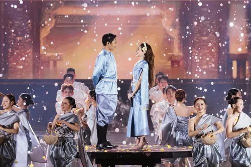 Khán giả đội mưa thưởng thức Nhạc hội 'Dân chơi dân ca' của Phương Mỹ Chi