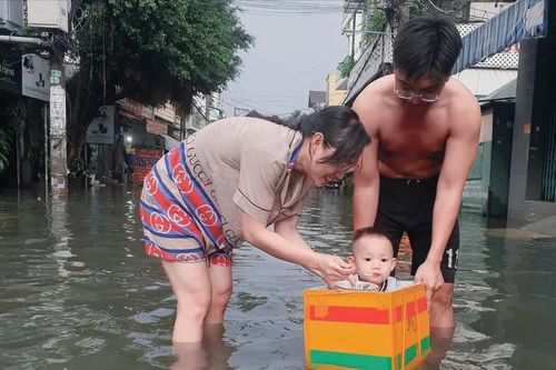 Mưa không kéo dài, nhiều tuyến đường ở TPHCM vẫn ngập sâu