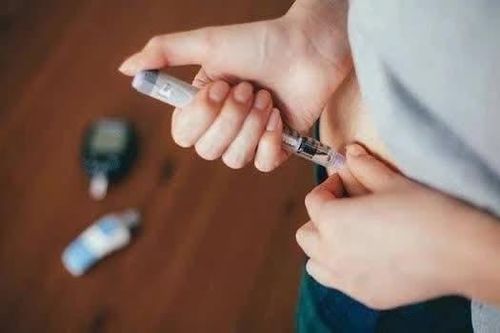 Tiêm insulin, biến chứng hạ đường huyết có thể đe dọa tính mạng