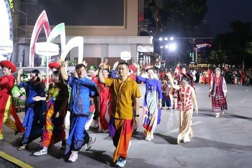 Sắc màu năm châu rực rỡ giữa không gian Hà Nội