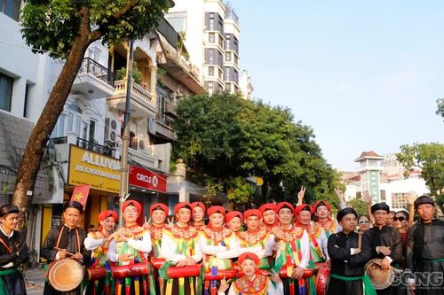 Sắc màu văn hóa 18 quốc gia hội tụ bên hồ Hoàn Kiếm