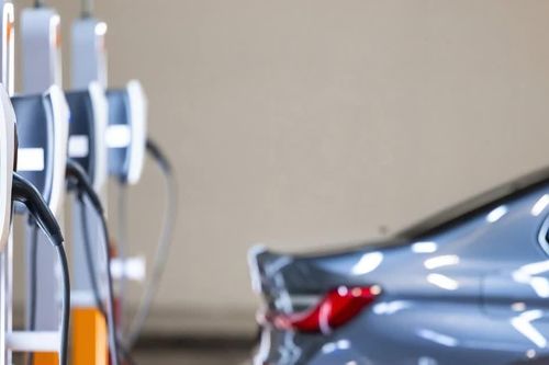 Tuổi thọ pin xe điện so với ô tô xăng khác biệt ra sao?