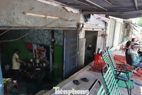 Người dân xếp bao cát làm lối đi vì nhà thấp hơn mặt đường cả mét