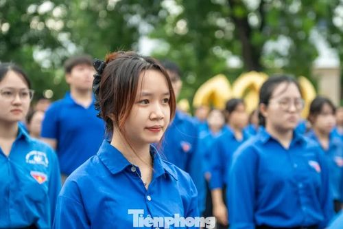 Thanh niên Quảng Ninh chào cờ tại nơi Bác Hồ về thăm