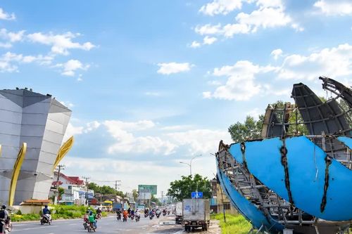 Tháo dỡ quả cầu thép 18 tấn ở cổng chào