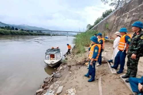 Chìm thuyền trên sông Hồng, một kiểm lâm viên mất tích