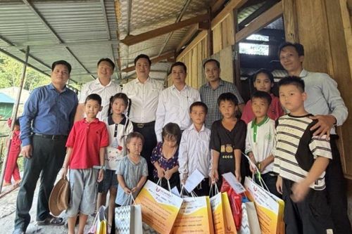 Trao 100 triệu đồng hỗ trợ 5 anh em không nơi nương tựa