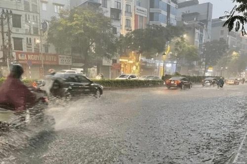 Mưa lớn từ Hà Tĩnh đến TP. Huế, Hà Nội cảnh báo dông lốc