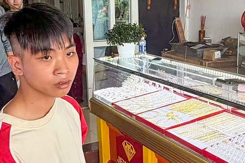 Nam thanh niên mặc áo mưa, đi xe máy không biển số cướp tiệm vàng