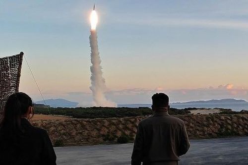 Ông Kim Jong Un giám sát vụ phóng tên lửa siêu vượt âm của Triều Tiên