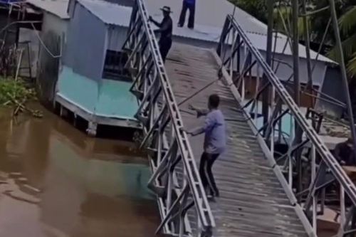 Thót tim cảnh di dời nhịp cầu khi 2 người đàn ông vẫn 'lơ lửng' ở trên