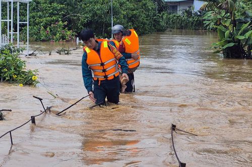 Nước lũ dữ cuồn cuộn đổ về có nơi ngập hơn 1m, hàng chục hộ dân sơ tán khẩn