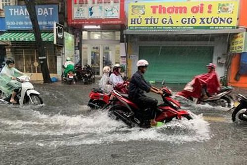 Mưa lớn hơn 1 giờ khiến nhiều tuyến đường ở TP Hồ Chí Minh ngập nước