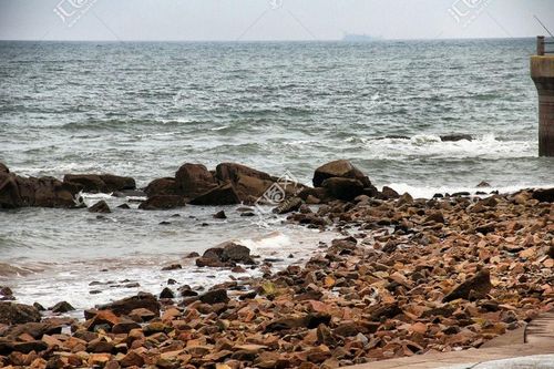 Đi ngắm biển rồi làm điều này trên bãi đá, cặp đôi suýt bỏ mạng