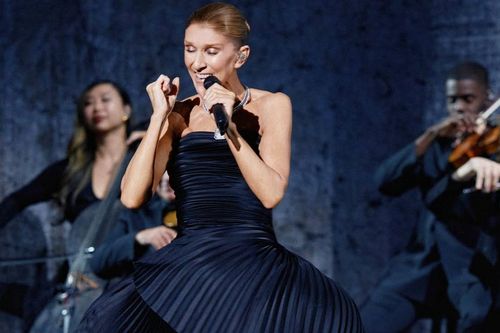 Céline Dion bật khóc trong đêm diễn thứ 9, phải hát lại từ đầu vì quá xúc động