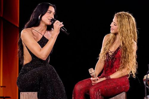 Shakira đưa Dua Lipa lên sân khấu, cùng song ca bản hit gắn liền với tuổi trẻ