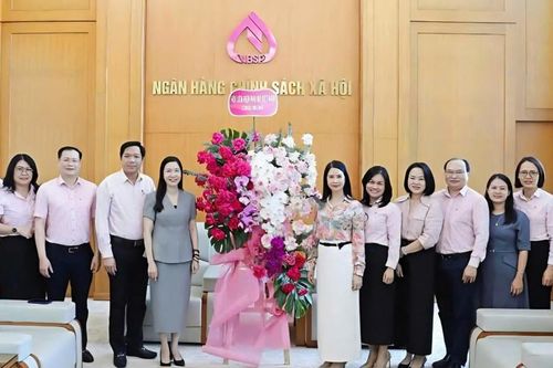 Hội LHPN Việt Nam và các tổ chức chính trị - xã hội chúc mừng Ngân hàng Chính sách xã hội