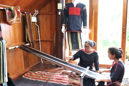 Người phụ nữ đưa thổ cẩm Ê Đê vươn xa