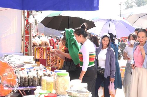 Rộn ràng phiên chợ vùng cao
