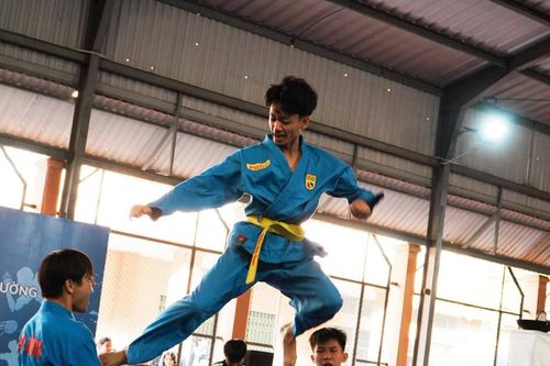 Hàng trăm học sinh Trường THPT Trần Phú tranh tài tại giải thể thao