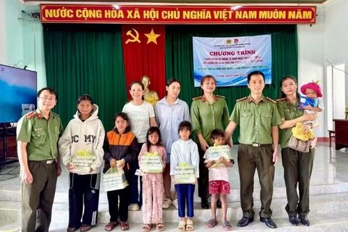 Tặng 120 suất quà cho học sinh và người dân xã Krong