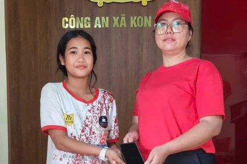 Nữ sinh Trường THCS Phan Chu Trinh trả lại điện thoại cho người đánh rơi