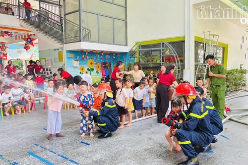 140 giáo viên, trẻ mầm non được trải nghiệm kỹ năng phòng cháy, chữa cháy