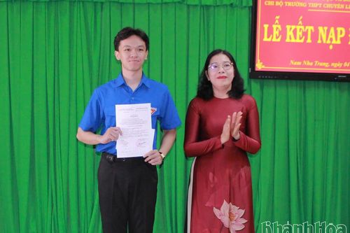 Chi bộ Trường THPT Chuyên Lê Quý Đôn - Nam Nha Trang kết nạp 3 đảng viên mới
